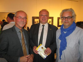 V.l.n.r.: Prof. Ewald Sacher, Bgm. Prim. Dr. Reinhard Resch, Künstler Wolfgang Peranek. Foto: zVg