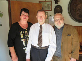 V.l.n.r.: Gattin Waltraud Durstmüller, Jubilar Josef Durstmüller, Gemeinderat Alfred Friedl. Foto: zVg