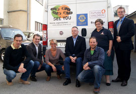 Von links: DI Klaus Grulich, Paul Birngruber, Manuela Leoni, Mag. Thomas Neuhauser, Dieter Pechatschek, Stadträtin Mag. Anna Wegl, Mag. Stefan Taglieber mit dem „neuen“ Bus. Foto: Stadt Krems.