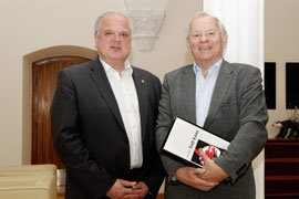 Foto: Atomphysiker Helmut Rauch stattete Bürgermeister Dr. Reinhard Resch einen Besuch im Rathaus ab und nahm nachträglich nochmals seine Glückwünsche zum 75. Geburtstag entgegen. Foto: Stadt Krems.