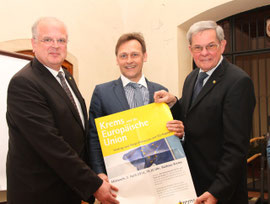 Bürgermeister Dr. Reinhard Resch und Stadtrat Dr. Werner Friedl begrüßten den EU-Experten Dr. Johann Sollgruber im Rathaus Krems. Foto: Stadt Krems.
