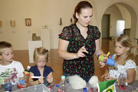 Eifrige BastlerInnen beim Workshop „Vom Müll zum Schatz“ im Museum Krems. Foto: Stadt Krems.