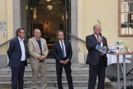 Die Eröffnung der Nacht der Kremser in der Kunstmeile mit Bgm. Dr. Reinhard Resch, Vizebgm. Mag. Wolfgang Derler, Karikaturmuseums-Direktor Gottfried Gusenbauer, und Kunsthallen- Direktor Mag. Hans-Peter Wipplinger. Foto: Stadt Krems.