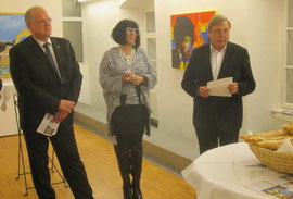 V.l.n.r.: Bgm. Prim. Dr. Reinhard Resch, Künstlerin Ella Kleedorfer-Egger, Kulturamtschef Dr. Franz Schönfellner. Foto: zVg