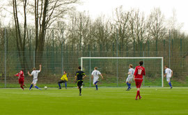Fisnik Bajrami erzwingt mit seinem scharfen Schuss die 1:0 Führung für den SVTB
