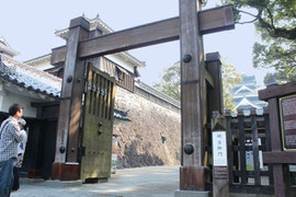 頬当御門(ほほあてごもん)より入る