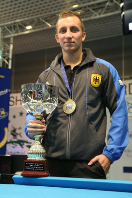 Frischgebackener Europameister im 10-Ball: Dominic Jentsch mit seiner Trophäe.