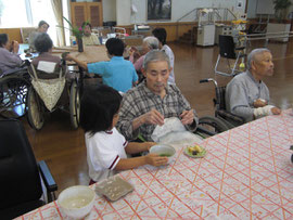 こぼさず運び「はい、どうぞ！」