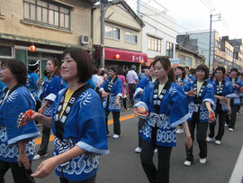 江の川祭りパレードの様子