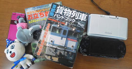 塾生が差し出した、ケータイ・ゲーム・雑誌。塾長が入試が終わるまで預かります。