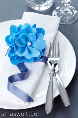 Hochzeit, Hochzeitsfeier, Dekoidee, Blumenschmuck, Braut, Brautschmuck, Geschenke zur Hochzeit, Filz, Filzblüte, Blüte, Tischdeko, Tischdekoration