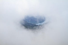 雲のピンホールからの田子倉湖　 丸山 三雄 