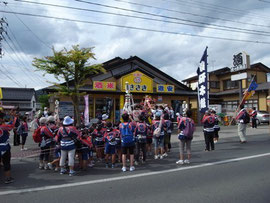 日中から神輿と山車が練り歩いていました。