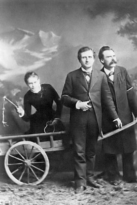 Lou von Salomé spannt Paul Rée und Friedrich Nietzsche vor ihren Karren. Fotographie im Atelier Jules Bonnet in Luzern zwischen dem 13. und 16. Mai 1882. Das Foto wurde von Nietzsche in allen Einzelheiten arrangiert.