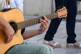 Barré-Akkorde sind auf der Gitarre besonders schwer zu greifen. Aber auch der Wechsel der anderen Griffe fällt Anfängern oft besonders schwer.