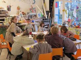 Atelier d'arts plastiques avec Kathy Diascorn dans l'atelier de l'association Arénicole, © Arenicole.
