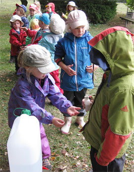 Hände waschen auf dem Spielplatz