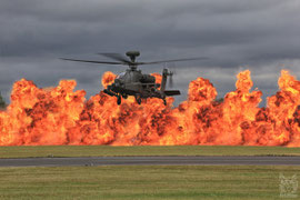 Apache Boeing AH-64 vor der Feuerwand