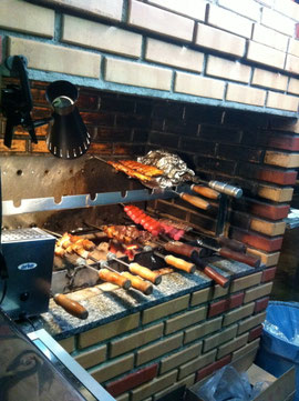 Churrascaria Choupana では、店主こだわりの手作りのレンガの炉（シュハスケイラ）でお肉を炭火焼きします。