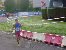 Carlos,en pleno esfuerzo en el sector de atletismo.