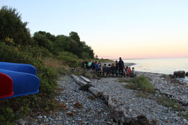 Jugendleiter/innen mit den Knirpsen am Strand!