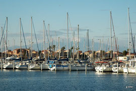 PORT BACARES le port, dérrière le CANIGOU enneigé