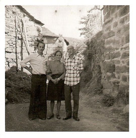 Rubén Darío junto a sus padres a la entrada de la casa familiar en San Juan de la Cuesta