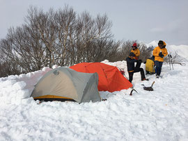 雪のブロックに囲まれたテント