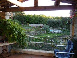 La piscine vue de la terrasse du Grand Gîte