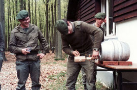 Beim Anschalgen des Bierfasses : von links: Chef MÜLLER, René Johanns und Ernst Breuer