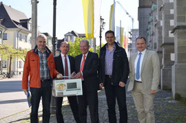 Von links: Günter Wenger (Leiter Integration und Soziales), Günter Karrer, Manfred C. Noppel, Oliver Preiser (Vorstände der Bürgerstiftung), Martin Staab (Oberbürgermeister)