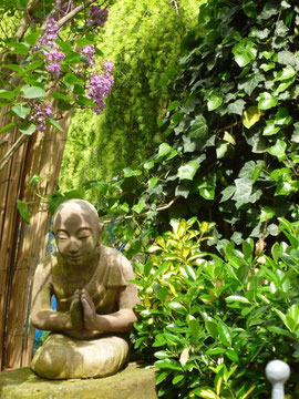 Zen-Mönch im Garten