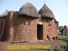 Un Tata Somba dans l' Atakora, entre Natitingou et Boukombé, arrêt chez un paysan et sa famille, en pleine campagne.