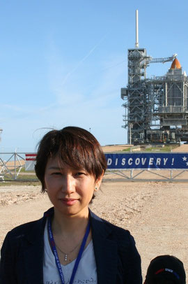 2010年4月NASAケネディ宇宙センターで。後ろは発射前のスペースシャトル・ディスカバリー号