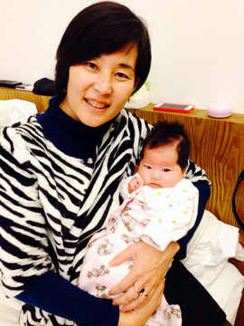 出産に立ち会わせていただいた台湾で最初のクライアントさんの赤ちゃんを抱っこ。貴重な体験は人生の宝物になりました。