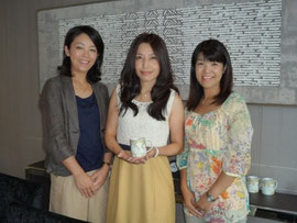 保谷さん(中央)と一緒に。特派員たかえ(左)&のぶこ(右)の初・特派員レポートでした!