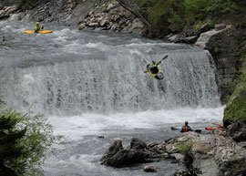 Kai fährt das Wehr auf dem Glenner