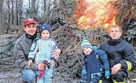 Mit ihren Vätern suchten Felix und Benni die Nähe des großen Feuers auf dem Areal am Werbener Schießstand.