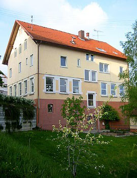 Das Schulhaus vom Schulgarten aus fotografiert.