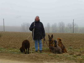 Ich, unsere Hunde rechts und links Leon das Schaf