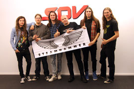 Photo von links nach rechts: Dirk Frei (bass), Alexander Backasch (guitar), Stephan Dietrich (vocals), Olly Hahn (A&R Steamhammer), Peter Langforth (guitar), David Schleif (drums)