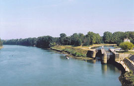 Début du canal de Garonne à l'écluse de Castets-en-Dorthe.