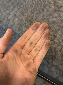 Schmutzige Hand vom Windschott