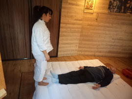 séance de zen-shiatsu sur une personne âgée avec shiatsu-zen.net Agen