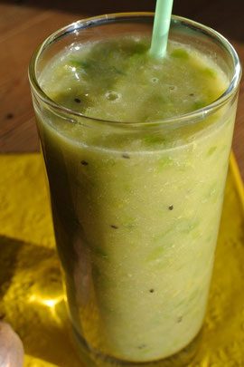 Grüner Smoothie mit Avocado und Ananassaft