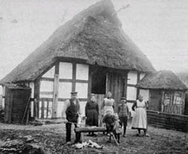 Heuerlingsfamile vor dem Heuerhaus  (c) Stadtfotoarchiv Heimatverein Lohn