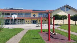 Schulhaus Rechtmehring mit den Klassen 1a bis 4a