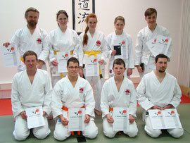 Die neuen Gürtelträger, v. l. stehend: Holger Wenkemann, Sabine Eisenreich, Kim Alja Ackenhausen, Julia Wittkopf, Marius Beyer (alle Osaka). v. l. kniend: Robert Petersen (VfL Bleckede), Marcus Schock, David Schulz und Gregor Bündig (alle Osaka).