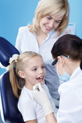 Kinder-Prophylaxe: Zahnreinigung, Tipps zur richtigen Zahnpflege und gesunden Ernährung (© Deklofenak - Fotolia.com
