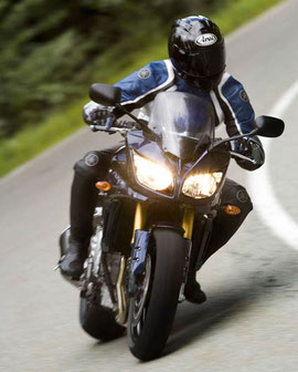 Die Halbschalenverkleidung der Yamaha FZ1 Fazer bietet 2006 ein Plus an Windschutz.